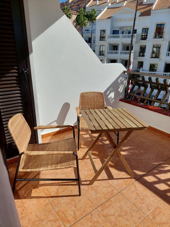לוס כריסטיאנוס Greatly Located Apartment With Heated Pool, Los Cristianos מראה חיצוני תמונה