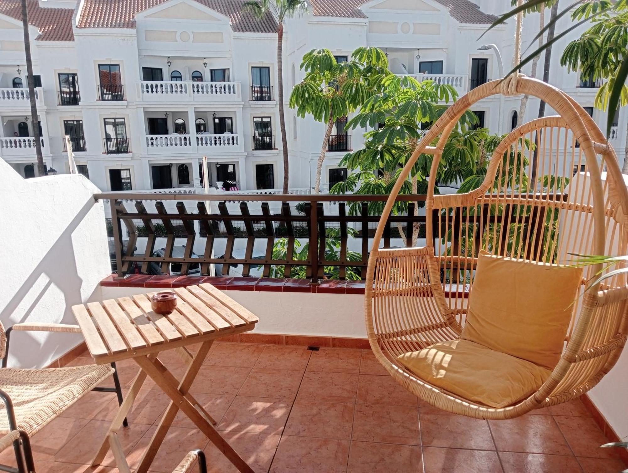 לוס כריסטיאנוס Greatly Located Apartment With Heated Pool, Los Cristianos מראה חיצוני תמונה