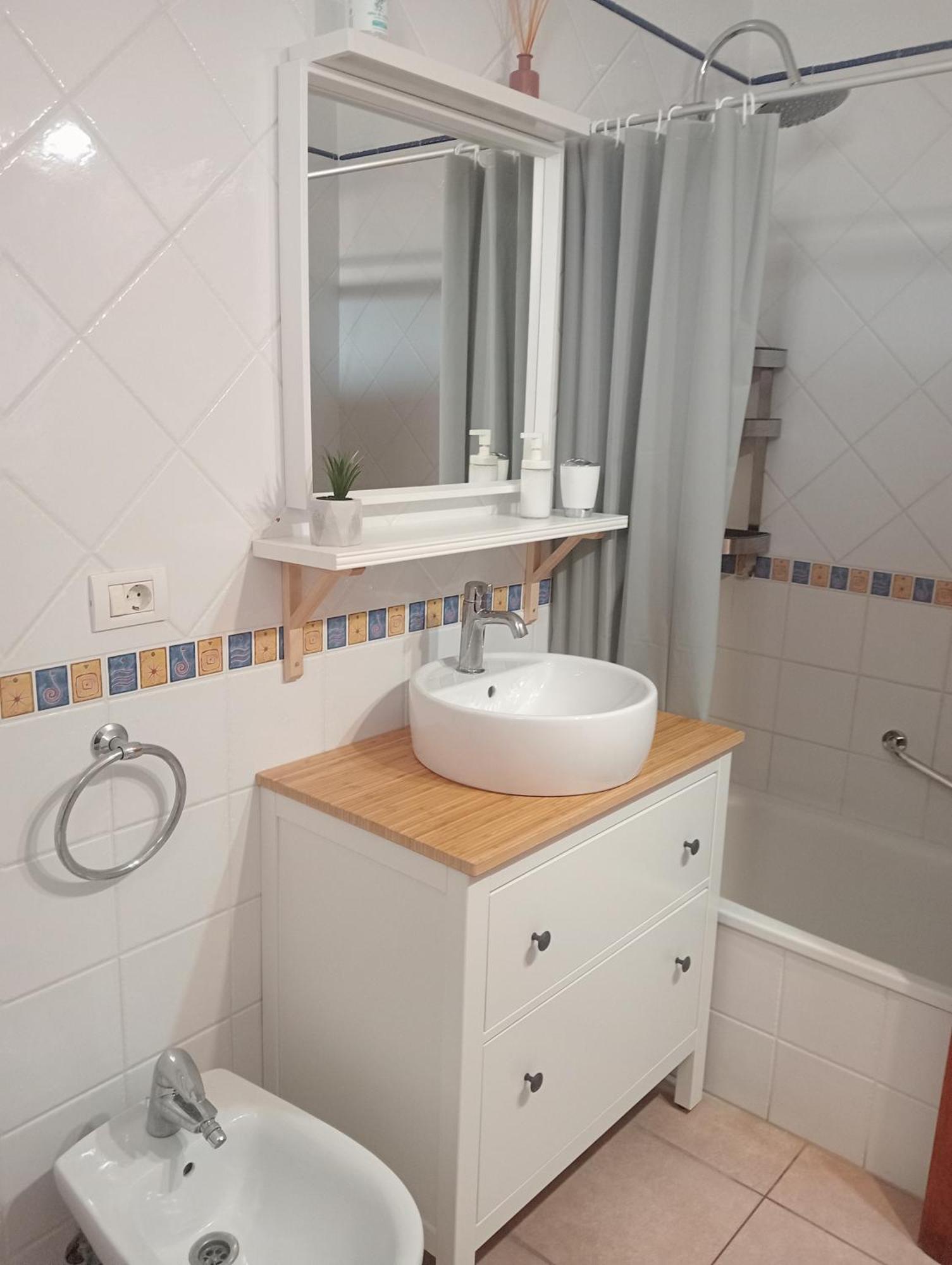 לוס כריסטיאנוס Greatly Located Apartment With Heated Pool, Los Cristianos מראה חיצוני תמונה