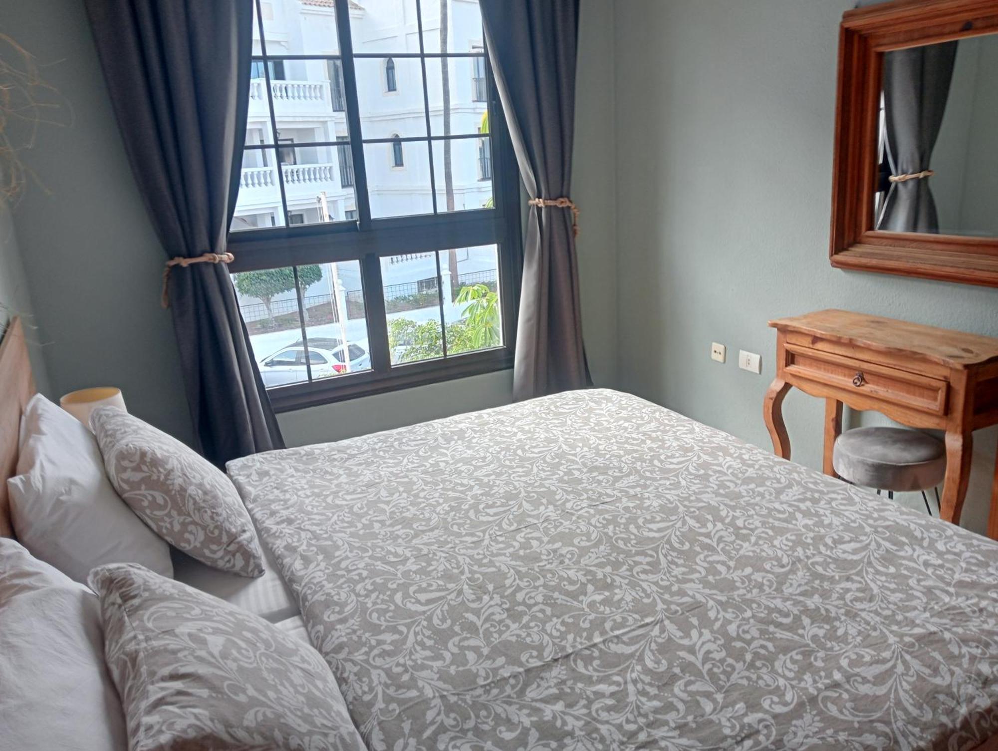 לוס כריסטיאנוס Greatly Located Apartment With Heated Pool, Los Cristianos מראה חיצוני תמונה