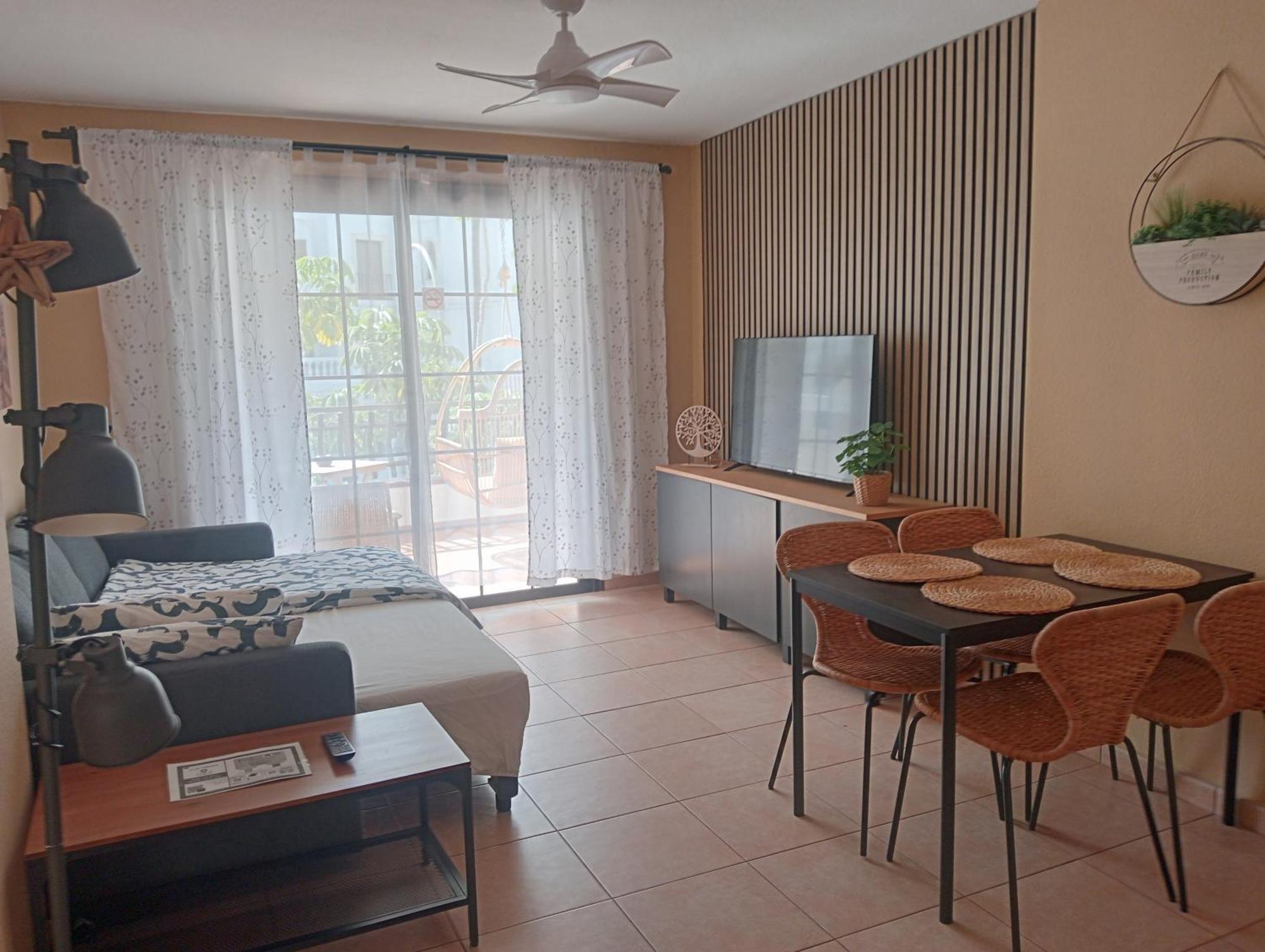 לוס כריסטיאנוס Greatly Located Apartment With Heated Pool, Los Cristianos מראה חיצוני תמונה
