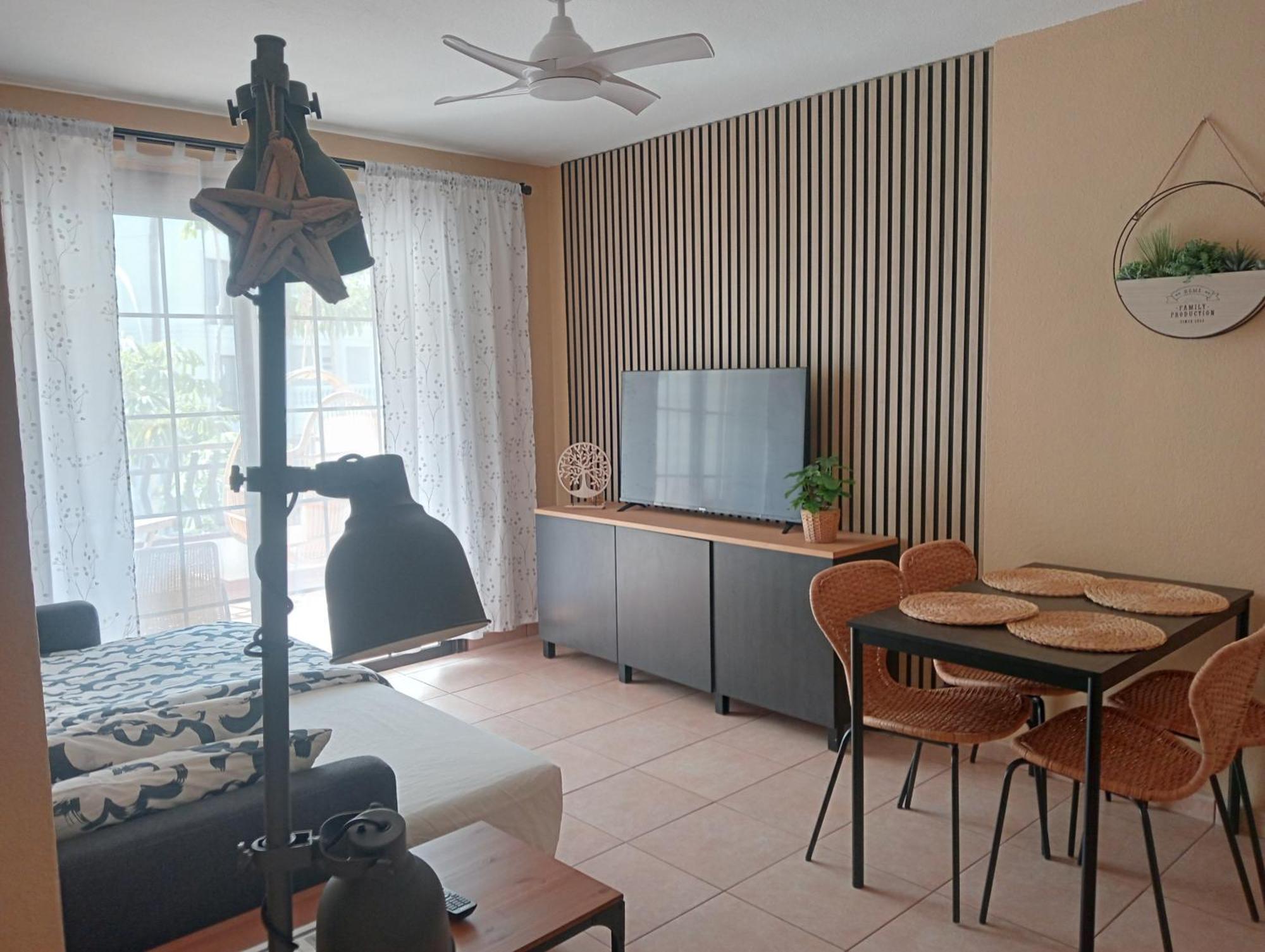 לוס כריסטיאנוס Greatly Located Apartment With Heated Pool, Los Cristianos מראה חיצוני תמונה