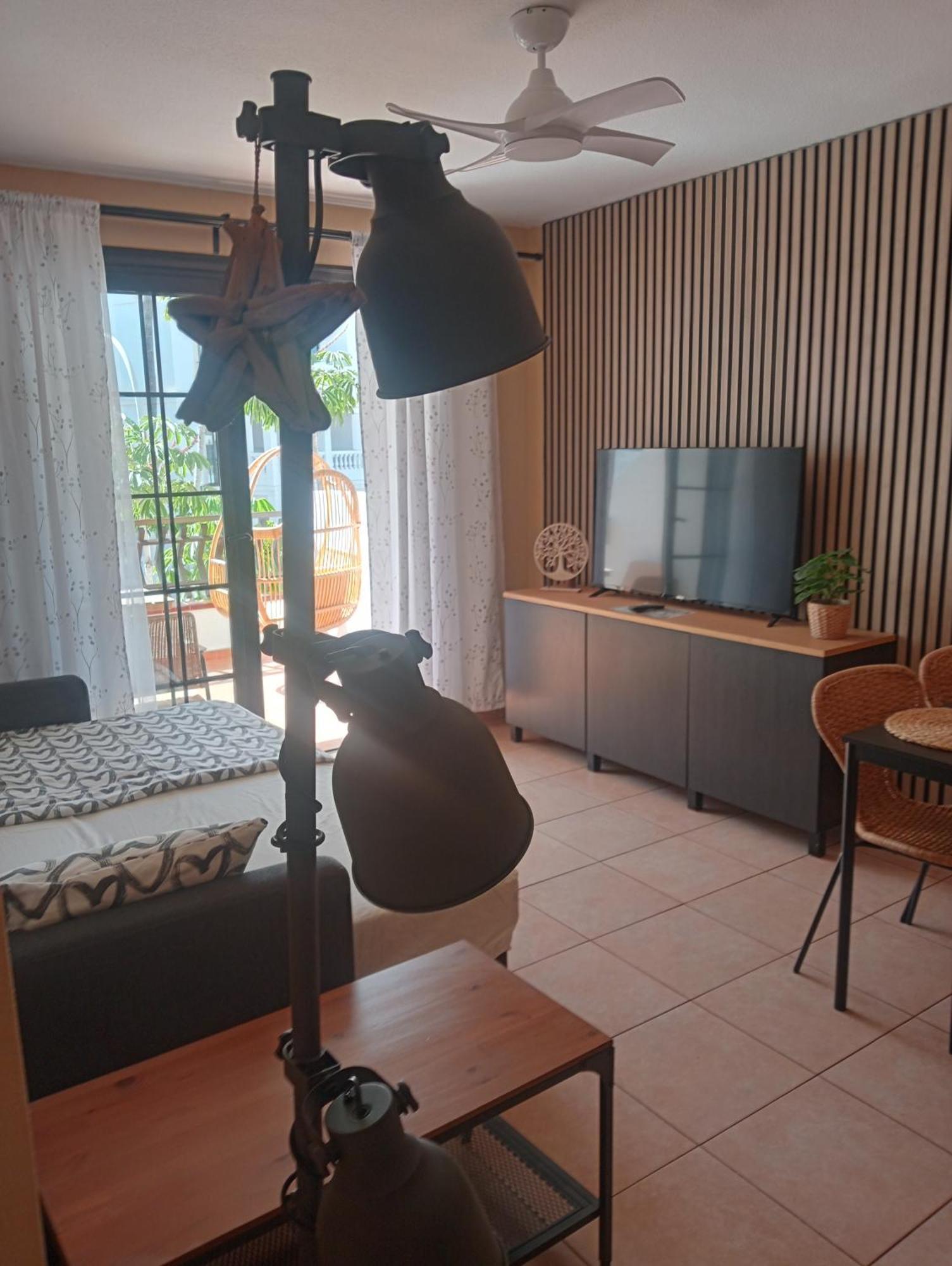 לוס כריסטיאנוס Greatly Located Apartment With Heated Pool, Los Cristianos מראה חיצוני תמונה