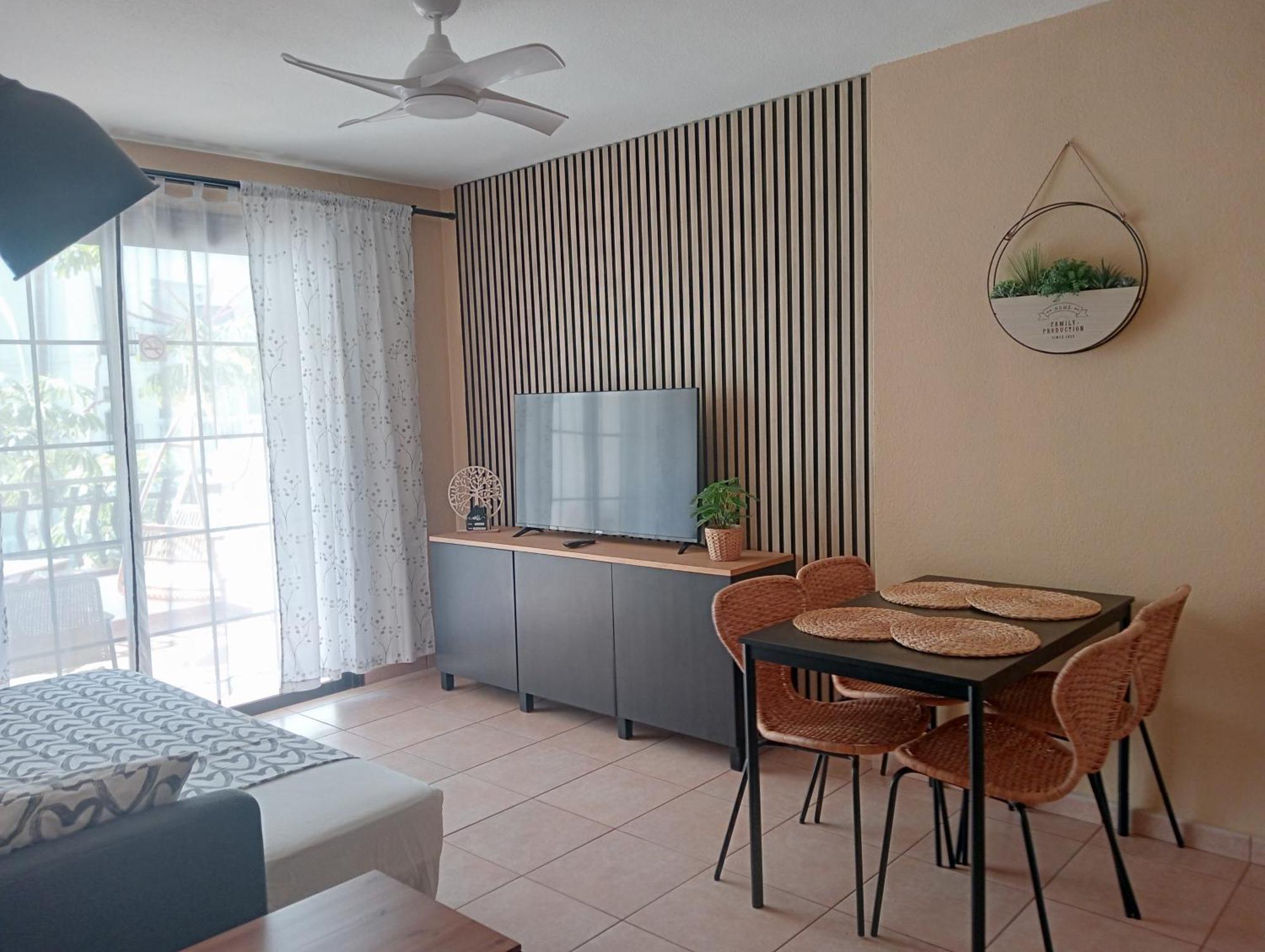 לוס כריסטיאנוס Greatly Located Apartment With Heated Pool, Los Cristianos מראה חיצוני תמונה