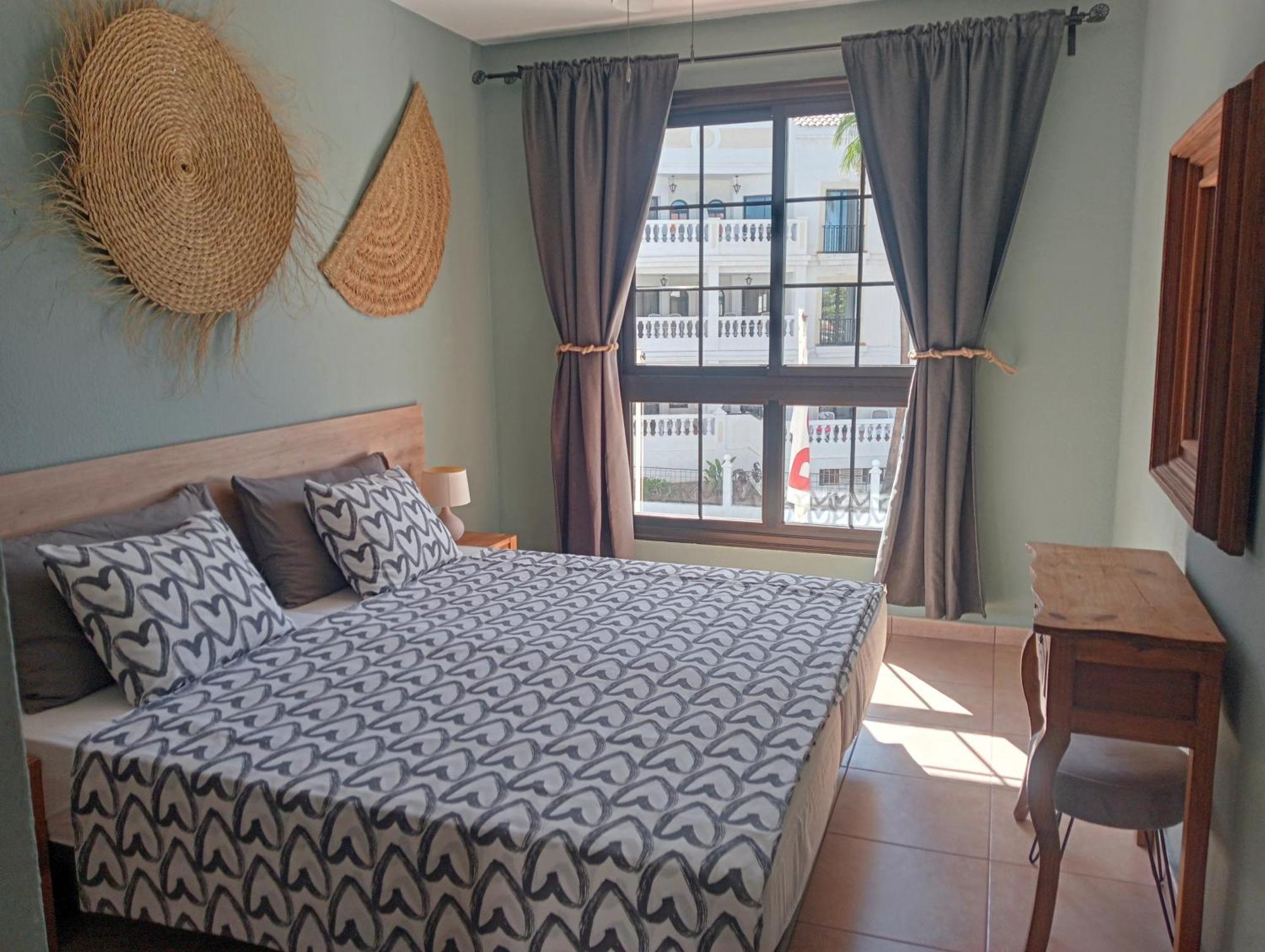 לוס כריסטיאנוס Greatly Located Apartment With Heated Pool, Los Cristianos מראה חיצוני תמונה