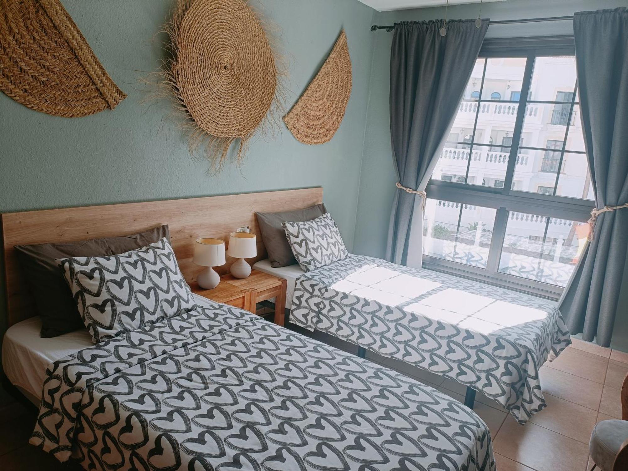 לוס כריסטיאנוס Greatly Located Apartment With Heated Pool, Los Cristianos מראה חיצוני תמונה