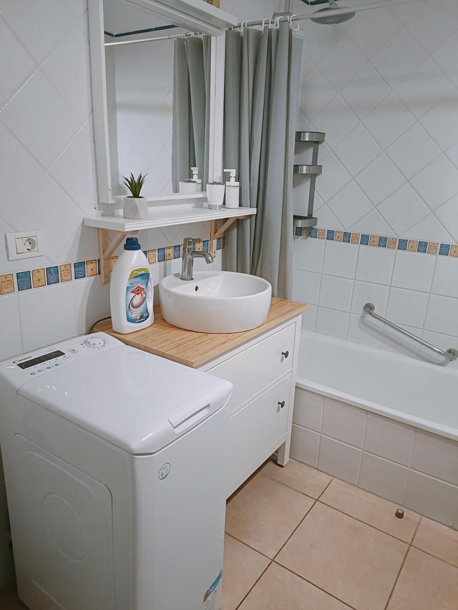 לוס כריסטיאנוס Greatly Located Apartment With Heated Pool, Los Cristianos מראה חיצוני תמונה