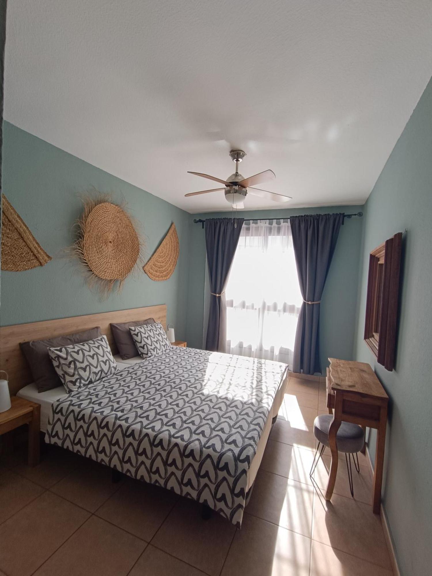 לוס כריסטיאנוס Greatly Located Apartment With Heated Pool, Los Cristianos מראה חיצוני תמונה