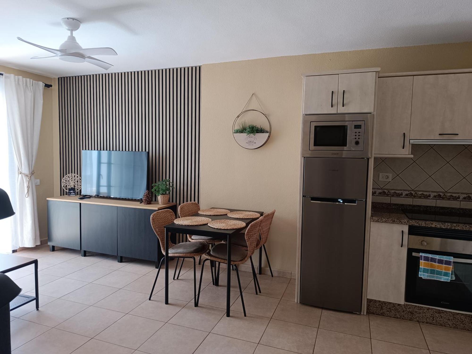 לוס כריסטיאנוס Greatly Located Apartment With Heated Pool, Los Cristianos מראה חיצוני תמונה