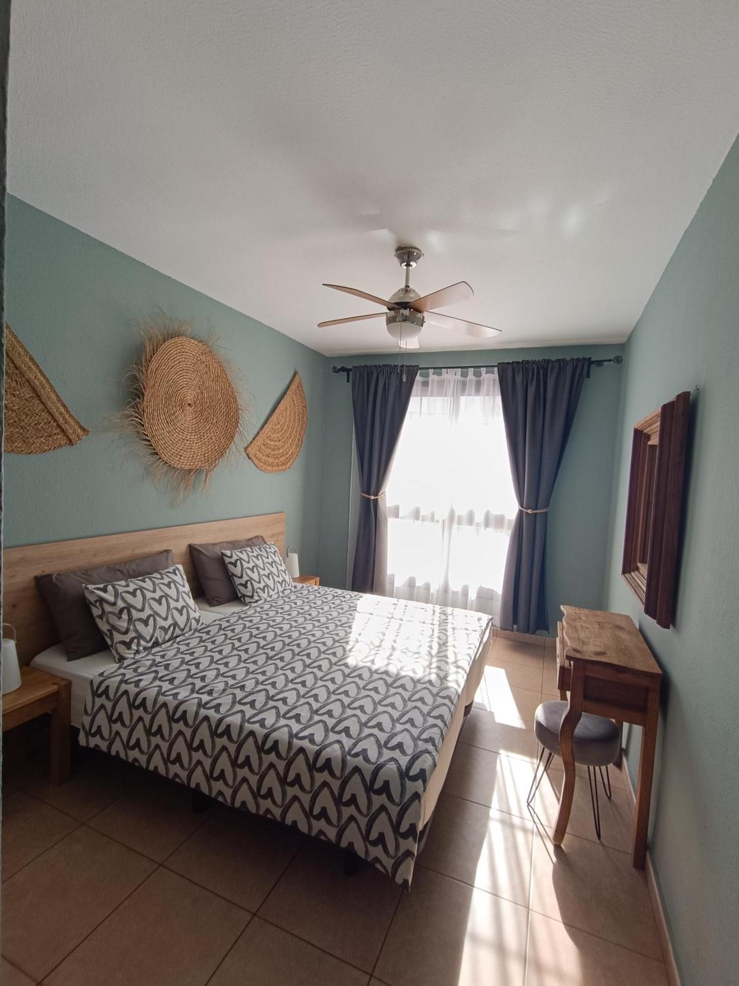לוס כריסטיאנוס Greatly Located Apartment With Heated Pool, Los Cristianos מראה חיצוני תמונה